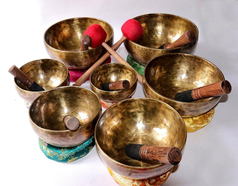Handmade Singing Bowl Set of 7-Seven Chakra Tune Tibetan Singing Bowl Set of 7-Singing Bowl Set of 7-Chakra Balancing Singing Bowl Set of 7-Professional Sound Healer Bowl Set-Deep Resonate Vibration Singing Bowl Set of 7 comes with Cushion, Mallet, Drumst