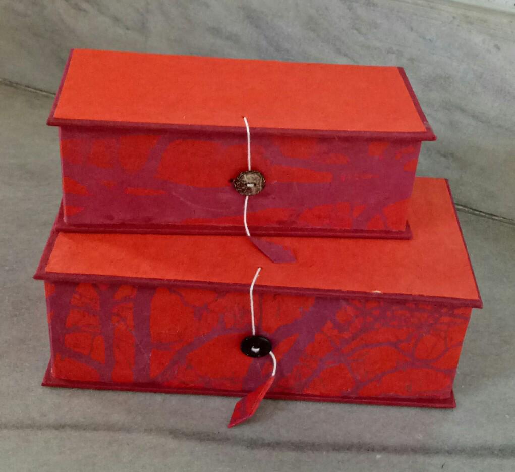Red base / Marron printed  2 Fitted Box